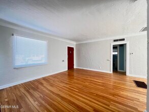 2119 N Stanton St in El Paso, TX - Foto de edificio - Building Photo