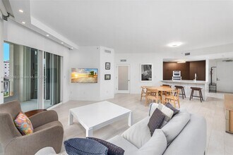 715 Crandon Blvd in Key Biscayne, FL - Building Photo - Building Photo