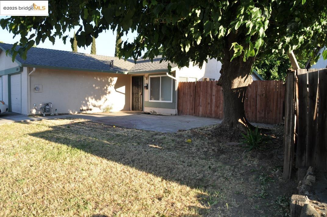 164 E Trident Dr in Pittsburg, CA - Foto de edificio