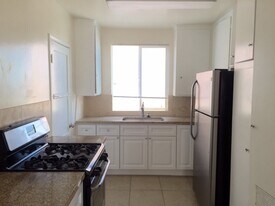 327 N Mariposa Ave, Unit 3 in Los Angeles, CA - Building Photo