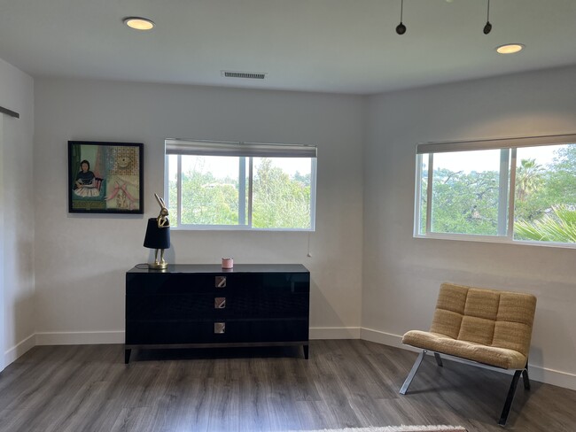 21523 Dumetz Rd in Woodland Hills, CA - Building Photo - Building Photo