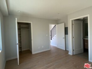 4937 1/2 20th St in Los Angeles, CA - Building Photo - Building Photo