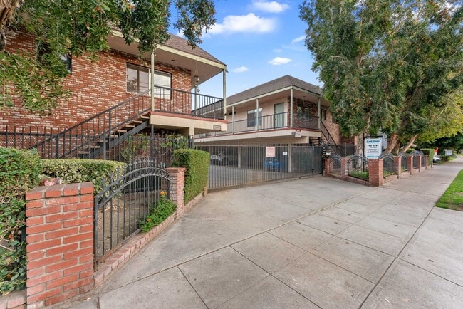 1616 Grismer in Burbank, CA - Building Photo - Building Photo