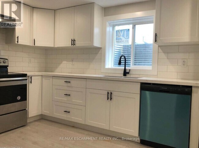 7 Chalmers St in St Catharines, ON - Building Photo - Building Photo