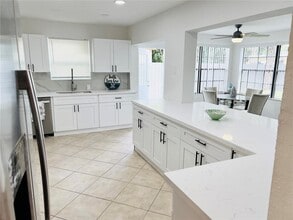 3962 NW 36th Way in Lauderdale Lakes, FL - Foto de edificio - Building Photo