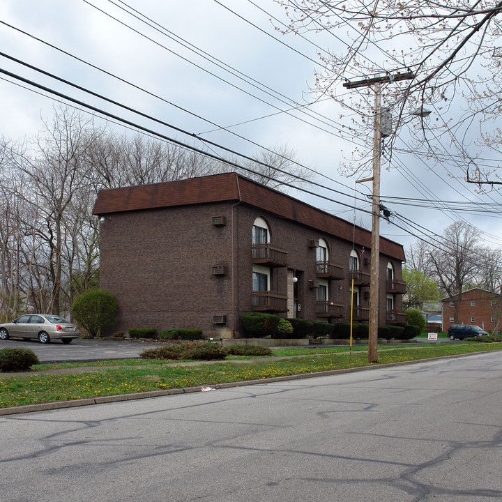 320 Falls Ave in Cuyahoga Falls, OH - Foto de edificio