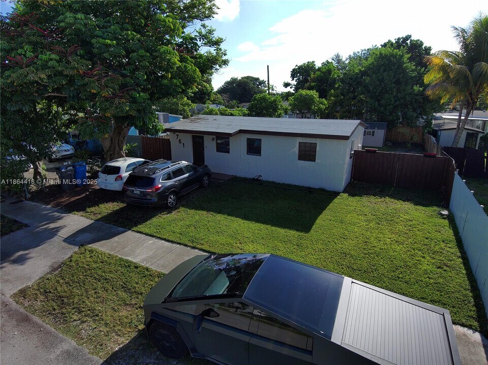 3761 SW 45th Terrace in West Park, FL - Building Photo