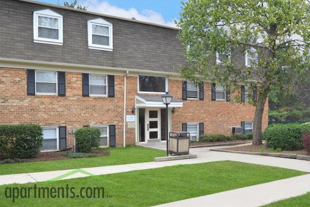 Wexford Manor Apartments in Falls Church, VA - Building Photo - Building Photo