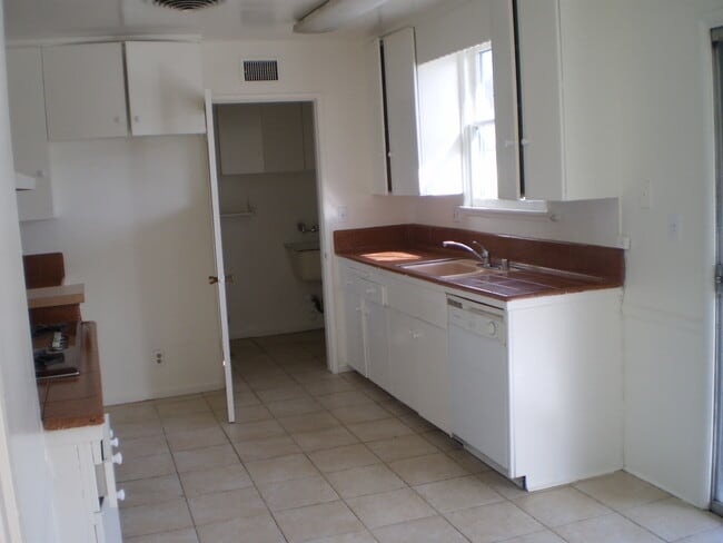 7646 De Soto Ave in Canoga Park, CA - Building Photo - Building Photo