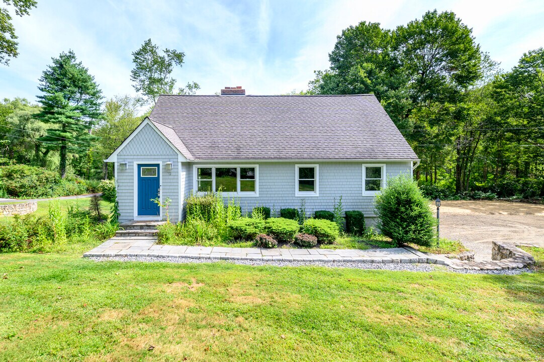 72 Harvey Rd in Ridgefield, CT - Building Photo