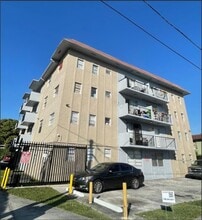 555 SW 4Th ST in Miami, FL - Building Photo - Interior Photo