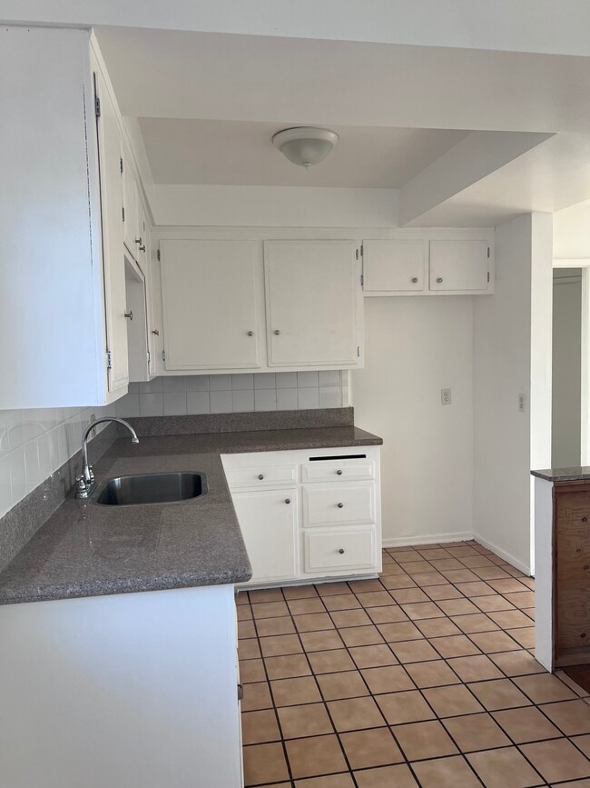 8129 Otis St, Unit Apt. E in South Gate, CA - Foto de edificio - Building Photo