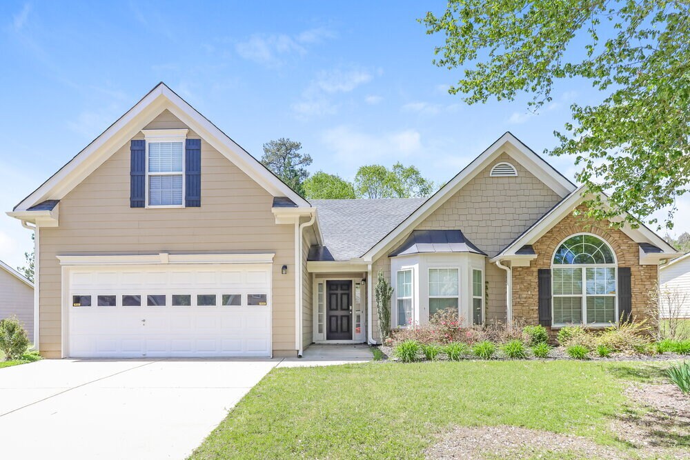 402 Black Fox Dr in Locust Grove, GA - Building Photo