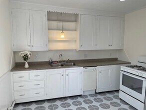 462 N Main St, Unit 2nd floor in Manchester, CT - Building Photo - Building Photo