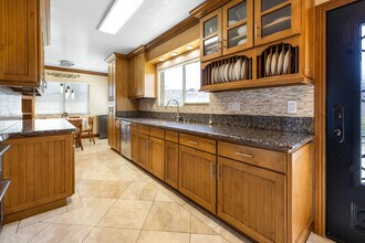 401 Holmwood Dr in Newport Beach, CA - Foto de edificio - Building Photo
