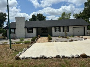 7608 Veal Station Rd in Azle, TX - Foto de edificio - Building Photo