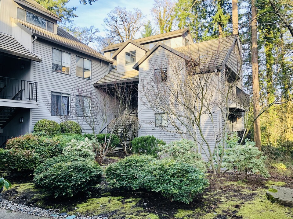 4000 Carman Dr, Unit 34 in Lake Oswego, OR - Building Photo