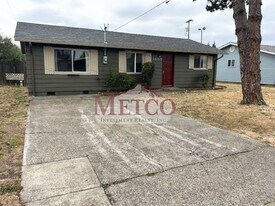 1855 L St in Springfield, OR - Building Photo