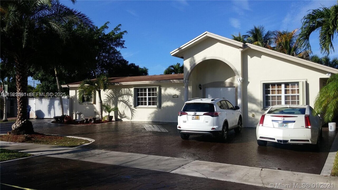 17050 NW 81st Ave in Hialeah, FL - Building Photo