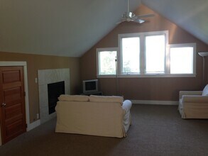 11091 Battle Point Dr NE, Unit Studio in Bainbridge Island, WA - Building Photo - Building Photo