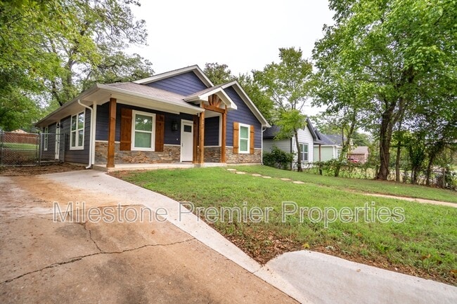 423 W Walker St in Denison, TX - Building Photo - Building Photo