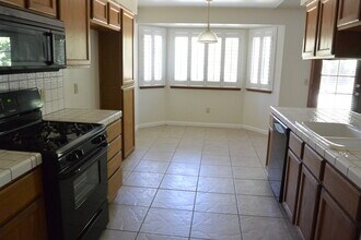 1229 S Peppertree Ct in Visalia, CA - Building Photo - Building Photo