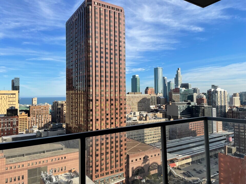 235 W Van Buren St, Unit 3321 in Chicago, IL - Building Photo
