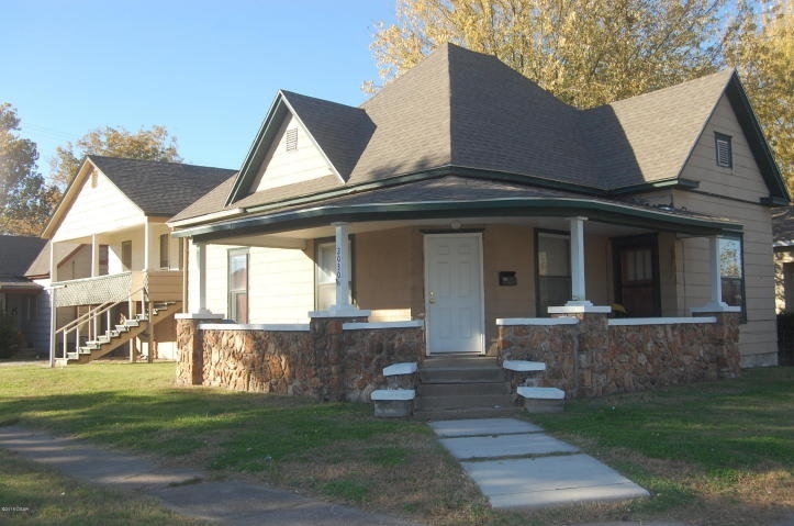 2030 S Joplin Ave in Joplin, MO - Building Photo