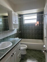 5181 W Oakland Park Blvd in Lauderdale Lakes, FL - Building Photo - Building Photo