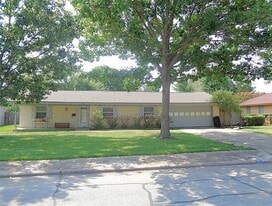 725 Danish Dr in Grand Prairie, TX - Building Photo