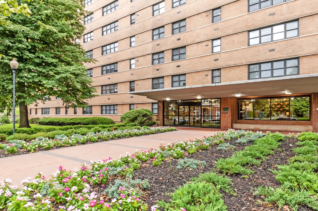 Chilton Towers in Elizabeth, NJ - Building Photo