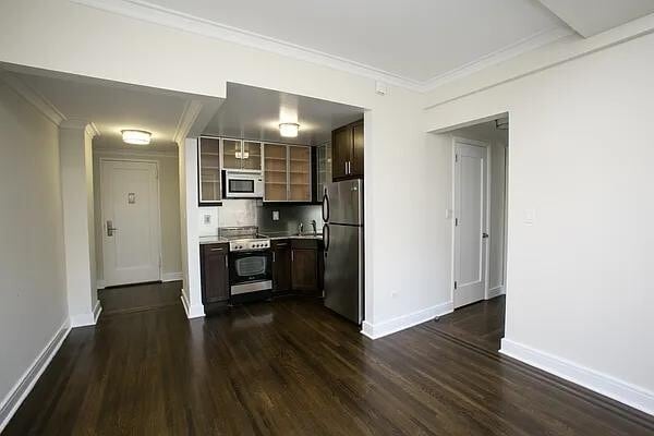 210 W 70th St in New York, NY - Building Photo - Building Photo