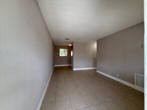 400 Metcalf Ct, Unit 2J in West Palm Beach, FL - Building Photo - Building Photo