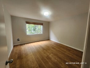 882 Victor Ave, Unit 13 in Inglewood, CA - Building Photo - Building Photo