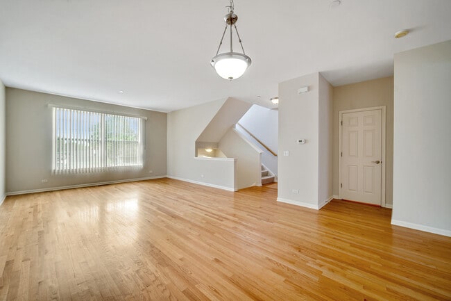 111 Creekbend Ct in Mount Prospect, IL - Building Photo - Building Photo