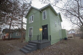 1185 SW Macvicar Ave in Topeka, KS - Foto de edificio - Building Photo