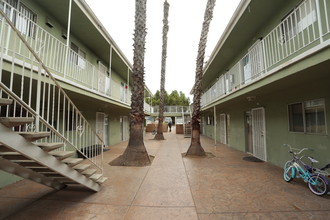 Vista Garden Apartments in Chula Vista, CA - Building Photo - Building Photo