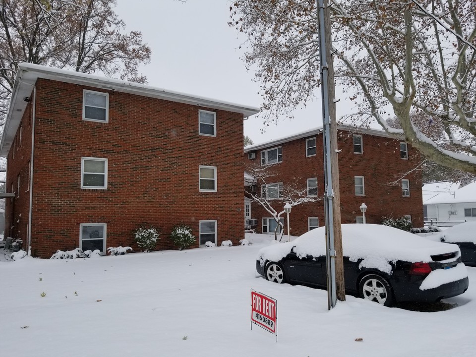 Ash Street in Springfield, IL - Building Photo