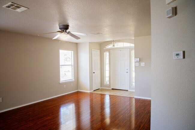135 Holmstrom St in Hutto, TX - Building Photo - Building Photo