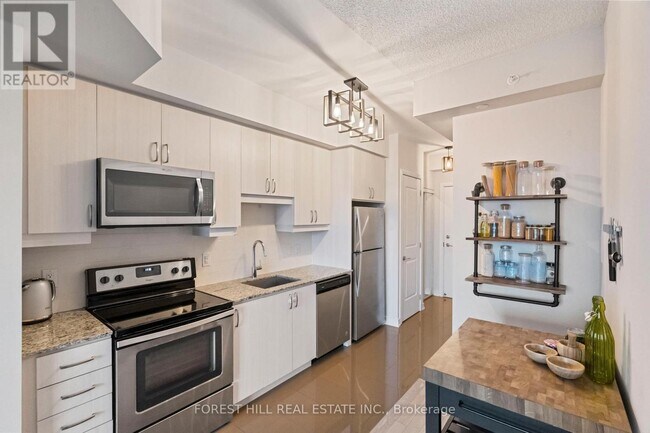 9201 Yonge St in Richmond Hill, ON - Building Photo - Building Photo