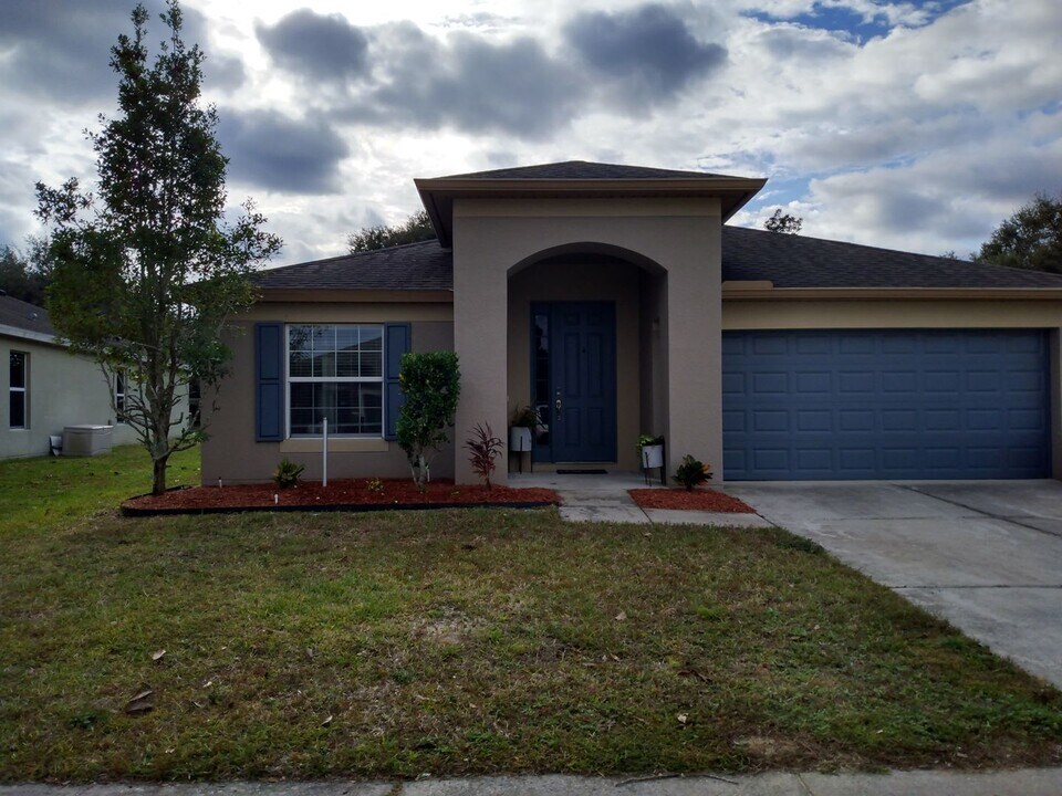 988 Hill Flower Dr in Brooksville, FL - Building Photo