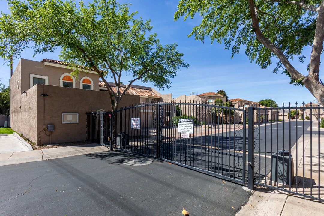 5812 N 12th St in Phoenix, AZ - Building Photo