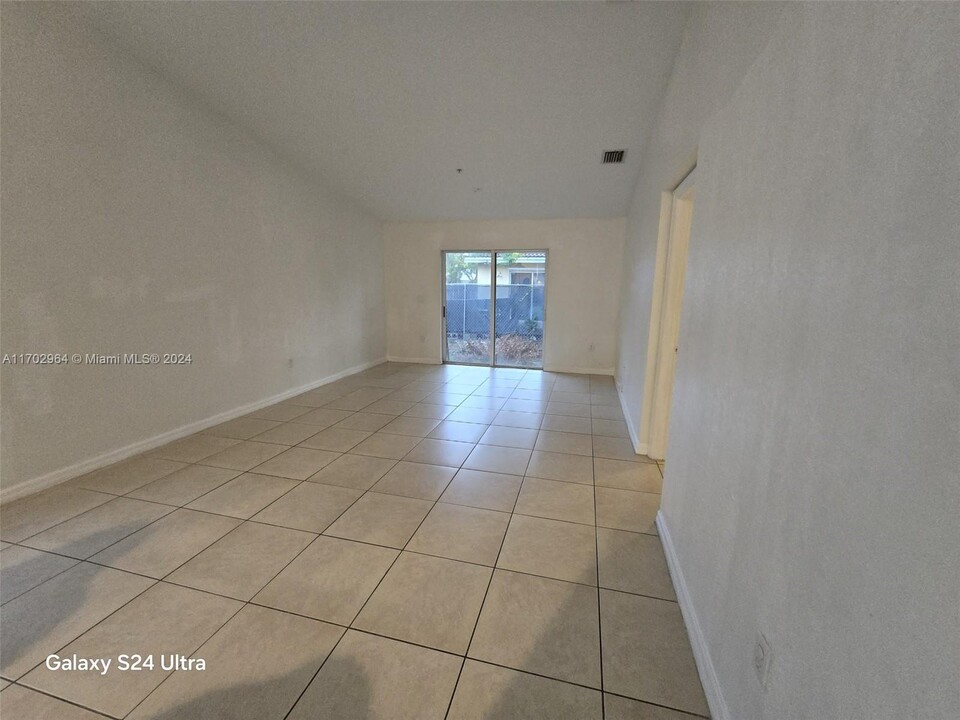 3908 SW 48th Ave, Unit 3908 in Pembroke Park, FL - Building Photo