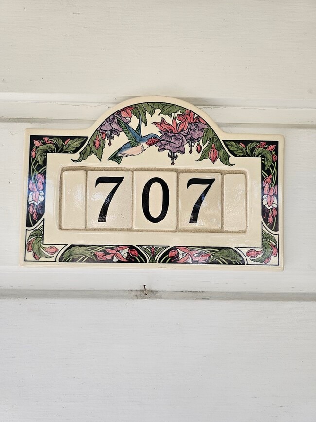 707 N Lima St in Burbank, CA - Foto de edificio - Building Photo