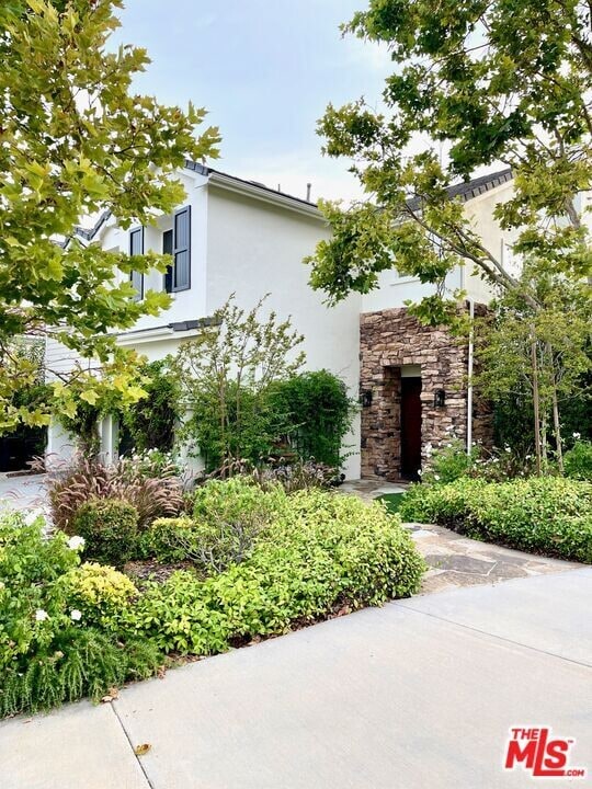 991 Deerhill Rd in Oak Park, CA - Building Photo