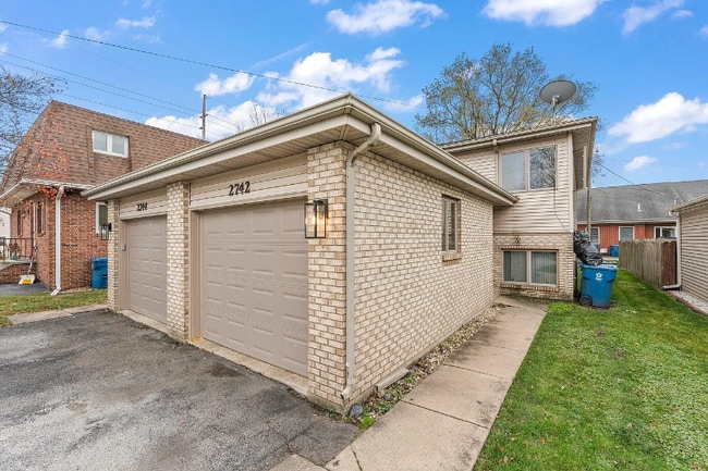 2742 Hart Rd in Highland, IN - Foto de edificio - Building Photo