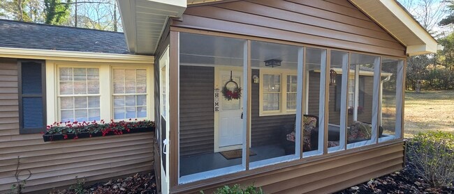 7043 S Goddard Rd in Lithonia, GA - Foto de edificio - Building Photo