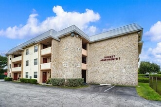 8951 SW 72nd St in Miami, FL - Building Photo - Building Photo