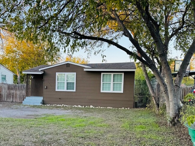 2323 Basse Road in San Antonio, TX - Building Photo - Building Photo