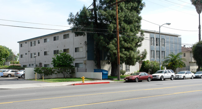 6660 Woodman Ave in Van Nuys, CA - Foto de edificio - Building Photo